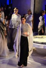 Kareena Kapoor walk the ramp for Anamika Khanna Grand Finale Show at Lakme Fashion Week 2015 Day 5 on 22nd March 2015